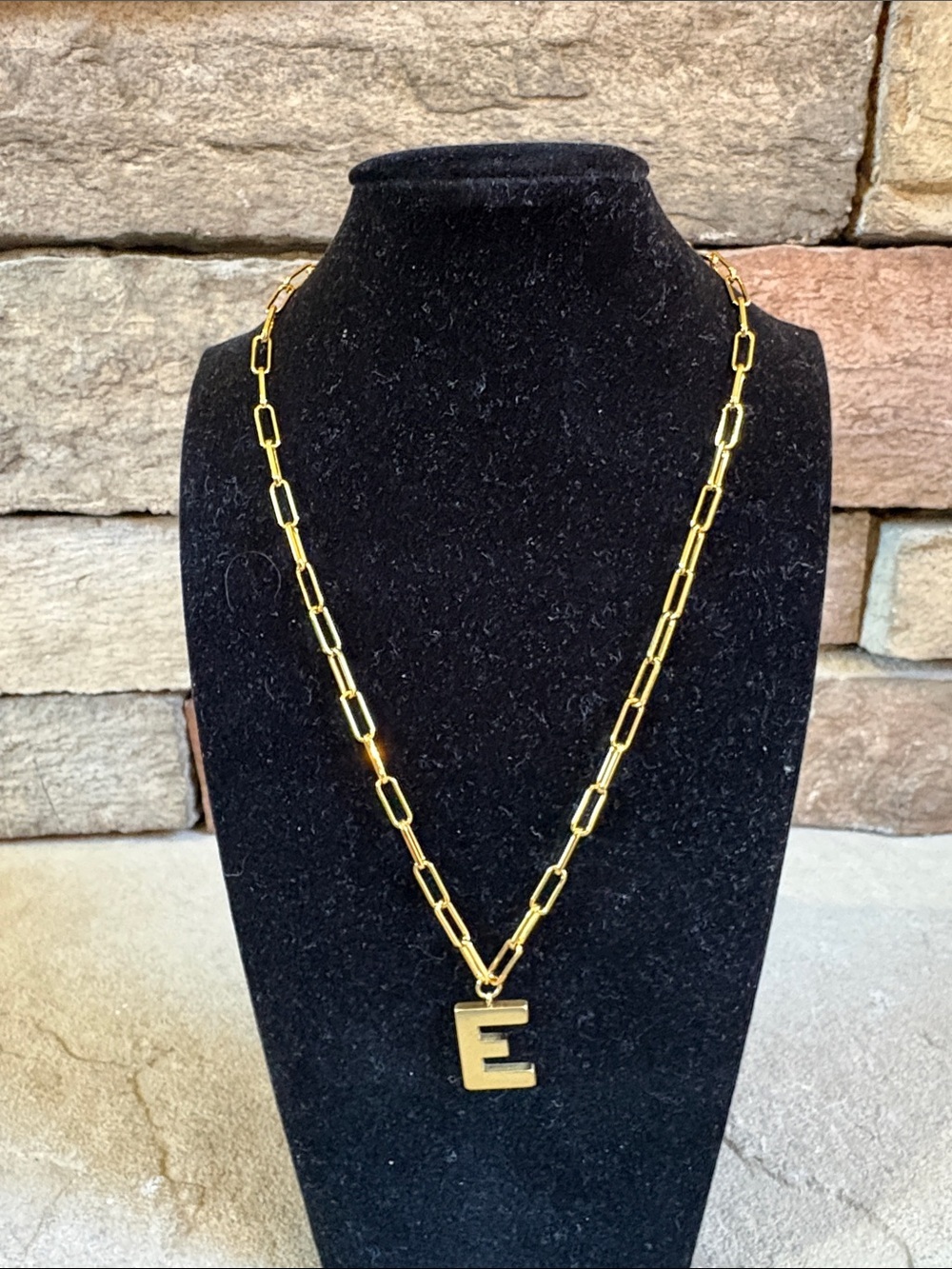 Kate Spade “E” initial necklace NWT